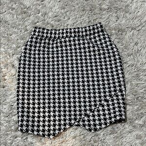 Stylish Black and White Houndstooth Skirt